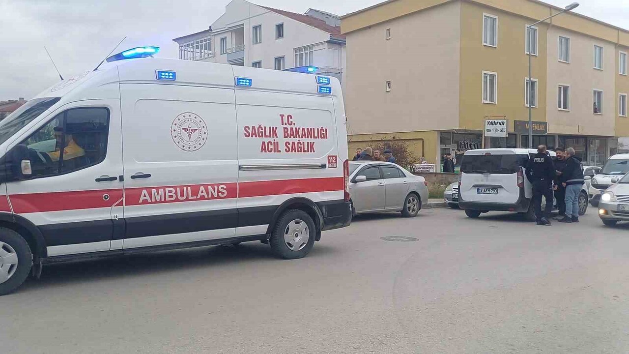 ÇORUM'DA PARKTA ARKADAŞIYLA ŞAKALAŞTIĞI SIRADA EKMEK BIÇAĞININ ÜZERİNE DÜŞEN GENÇ...