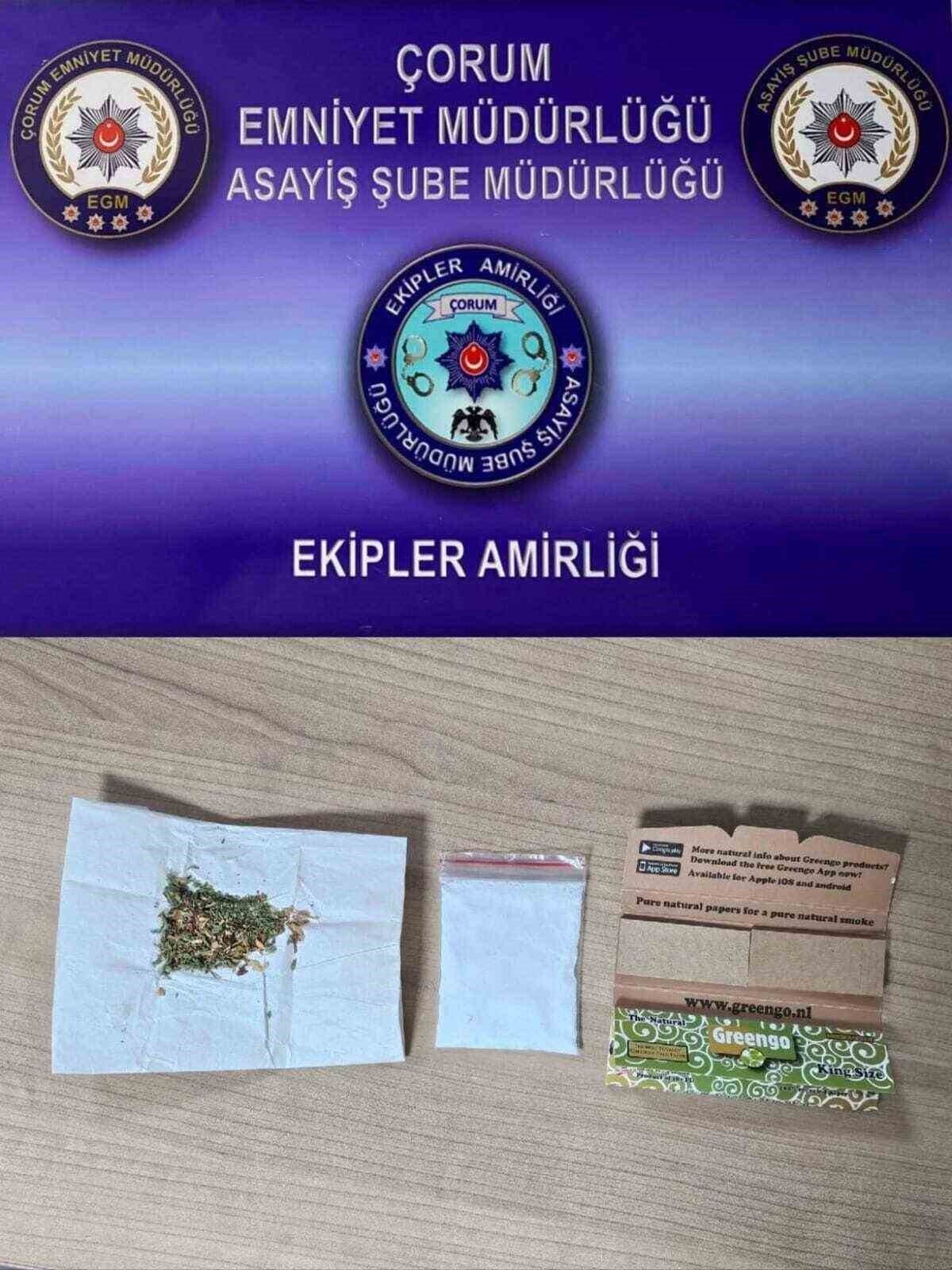 ÇORUM'DA POLİS EKİPLERİNCE GERÇEKLEŞTİRİLEN DENETİMLERDE HAKLARINDA YAKALAMA KARARI BULUNAN 5 KİŞİ...