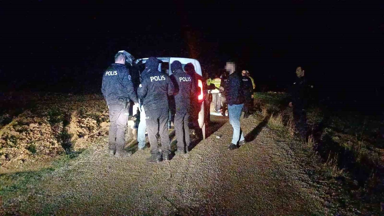 ÇORUM'DA POLİS EKİPLERİNİN ‘DUR' İHTARINA  UYMAYARAK ARACIYLA KAÇAN ALKOLLÜ SÜRÜCÜ KOVALAMACA...