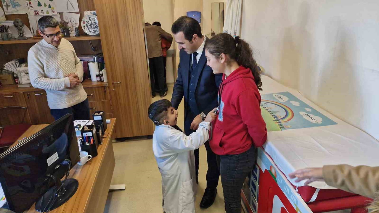 ÇORUM'UN ALACA İLÇESİNDE ÖZEL EĞİTİM ÖĞRENCİLERİ HASTANE KORKULARINI BEYAZ ÖNLÜK GİYİP...