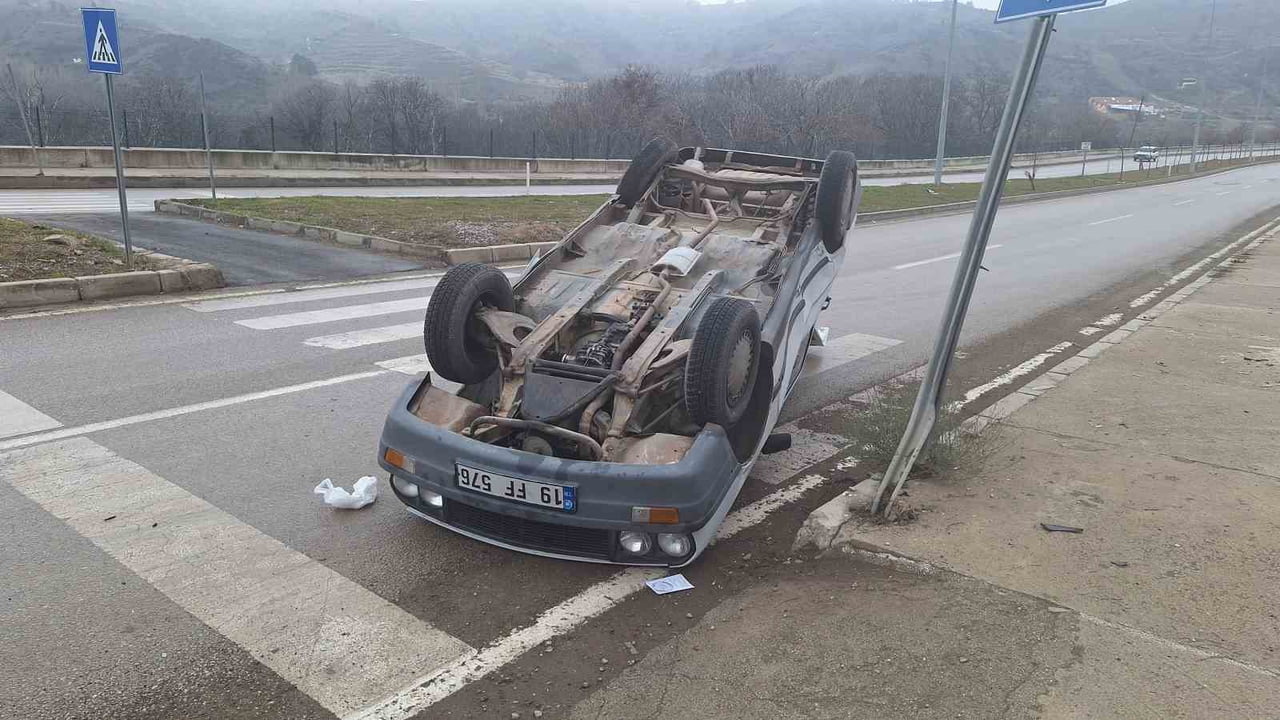 ÇORUM'UN İSKİLİP İLÇESİNDE HAFİF TİCARİ ARAÇ İLE OTOMOBİLİN ÇARPIŞMASI NETİCESİNDE MEYDANA GELEN...