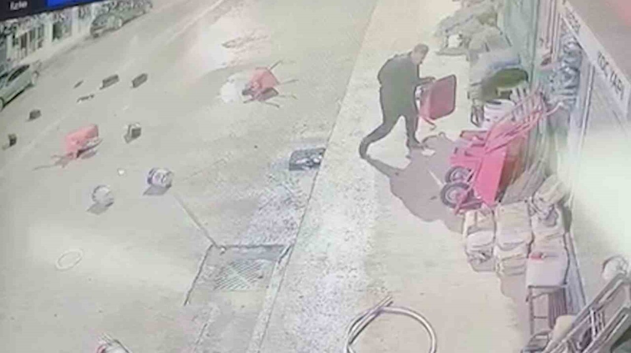 ÇORUM'UN OSMANCIK İLÇESİNDE BİR ŞAHIS, CADDEDE BULUNAN DÜKKANLARIN ÖNÜNDE BULUNAN MALZEMELERİ TEK...