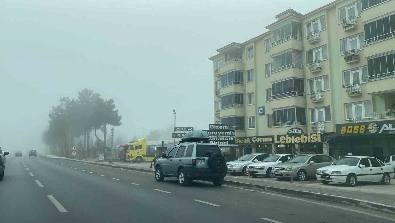 ÇORUM'UN OSMANCIK İLÇESİNDE ETKİLİ OLAN YOĞUN SİS SEBEBİYLE 30 METREYE KADAR DÜŞEN GÖRÜŞ MESAFESİ...