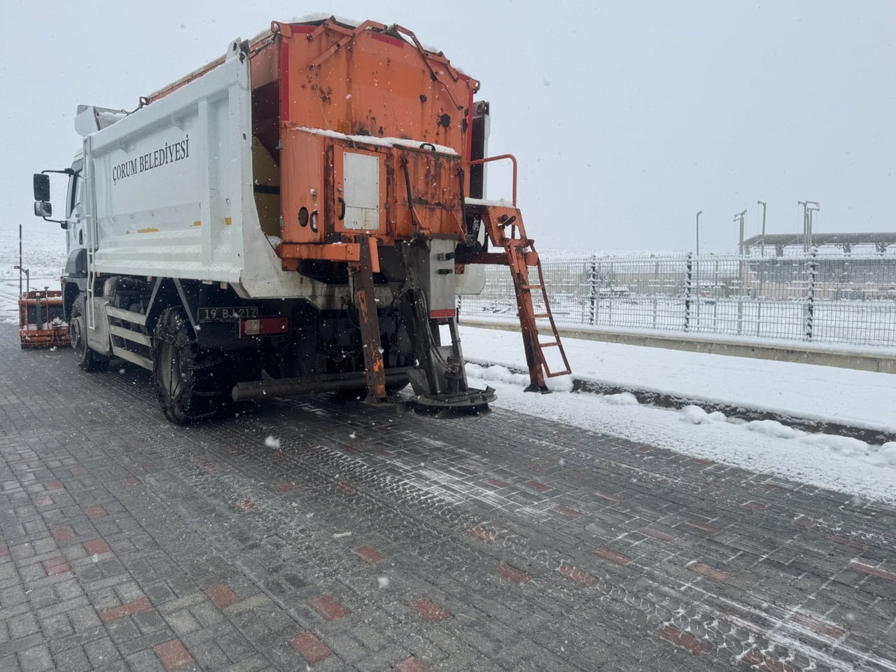 ÇORUM BELEDİYESİ, KIŞ MEVSİMİNİN ZORLU ŞARTLARINA KARŞI "KARLA MÜCADELE EYLEM PLANI"NI DEVREYE...