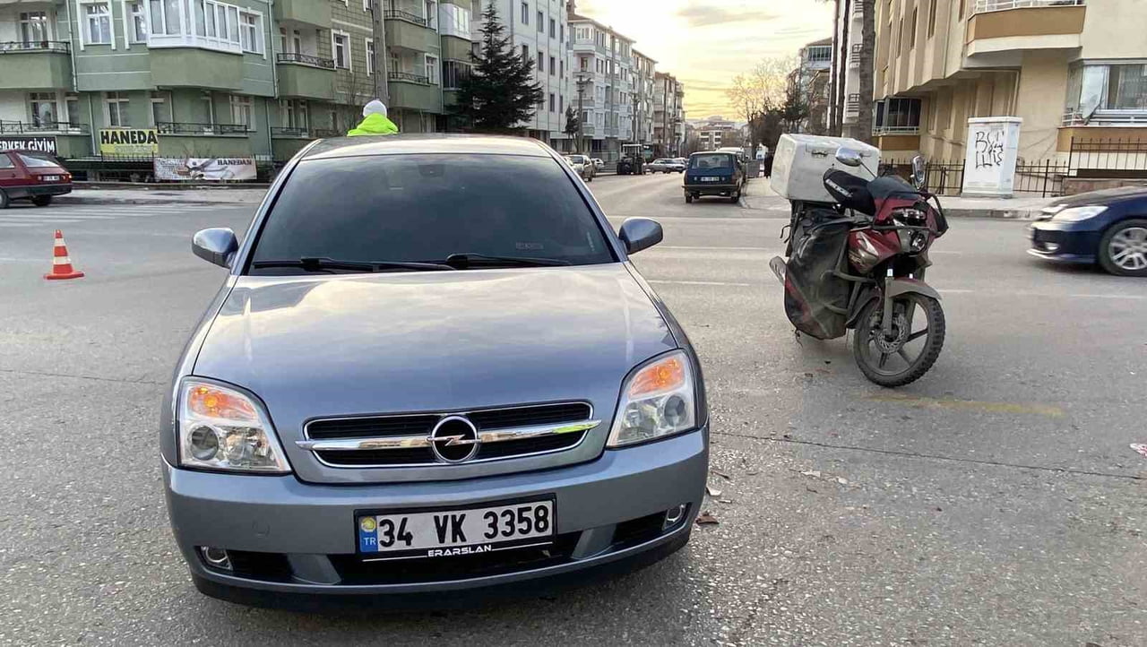 ÇORUM’DA OTOMOBİL İLE MOTOSİKLETİN ÇARPIŞMASI SONUCU MEYDANA GELEN KAZADA, OTOMOBİLİN TEKERLEĞİ...