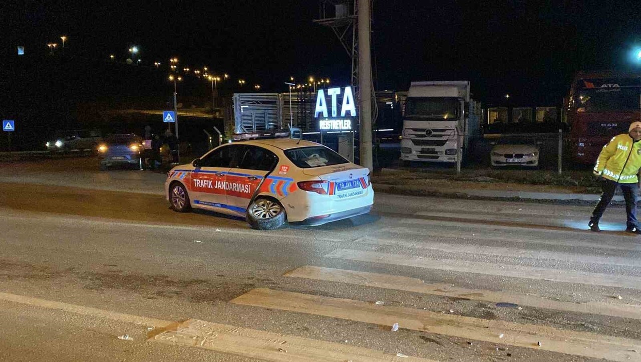 ÇORUM’DA OTOMOBİLİN KAVŞAKTA BEKLEYEN JANDARMA ARACI VE OTOMOBİLE ARKADAN ÇARPMASI NETİCESİNDE 2...