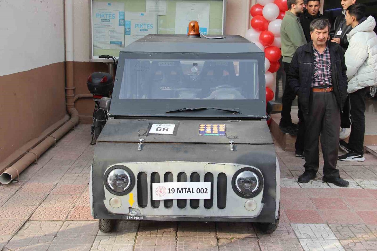 ÇORUM’DA YERLİ MALI HAFTASI KAPSAMINDA DÜZENLENEN PROGRAMDA SERGİLENEN LİSE ÖĞRENCİLERİNİN...