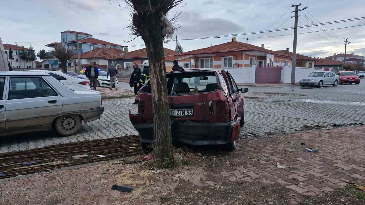 ÇORUM’UN ALACA İLÇESİNDE İKİ OTOMOBİLİN ÇARPIŞMASI NETİCESİNDE MEYDANA GELEN KAZADA 1 KİŞİ...