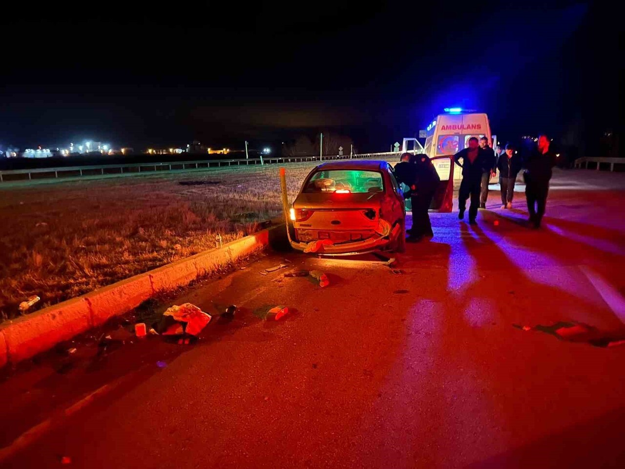 ÇORUM’UN ALACA İLÇESİNDE KIRMIZI IŞIKTA GEÇEN OTOMOBİL İLE TIR KAVŞAKTA ÇARPIŞTI. SÜRÜCÜLERİN YARA...