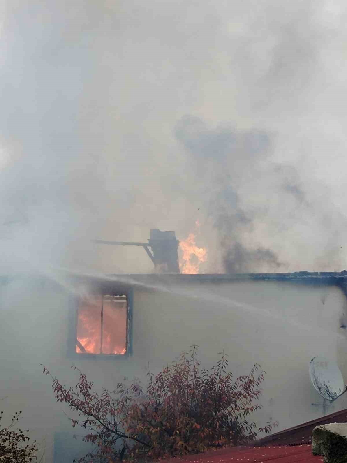 ÇORUM’UN OSMANCIK İLÇESİNE BAĞLI ÇAMPINAR KÖYÜNDE İKİ KATLI MÜSTAKİL EVDE ÇIKAN YANGIN KORKUTTU....