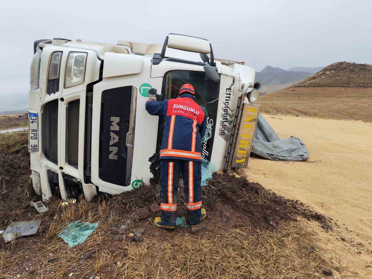 ÇORUM’UN SUNGURLU İLÇESİNDE YAĞIŞLI HAVA NEDENİYLE KONTROLDEN ÇIKAN TIR DEVRİLDİ. ARAÇ İÇERİSİNDE...