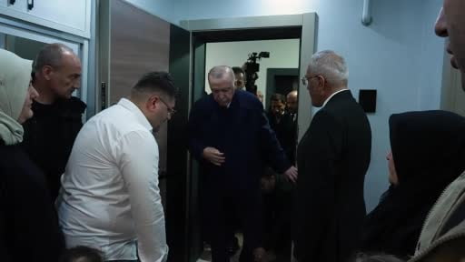Cumhurbaşkanı Erdoğan, depremzede aileyi ziyaret etti