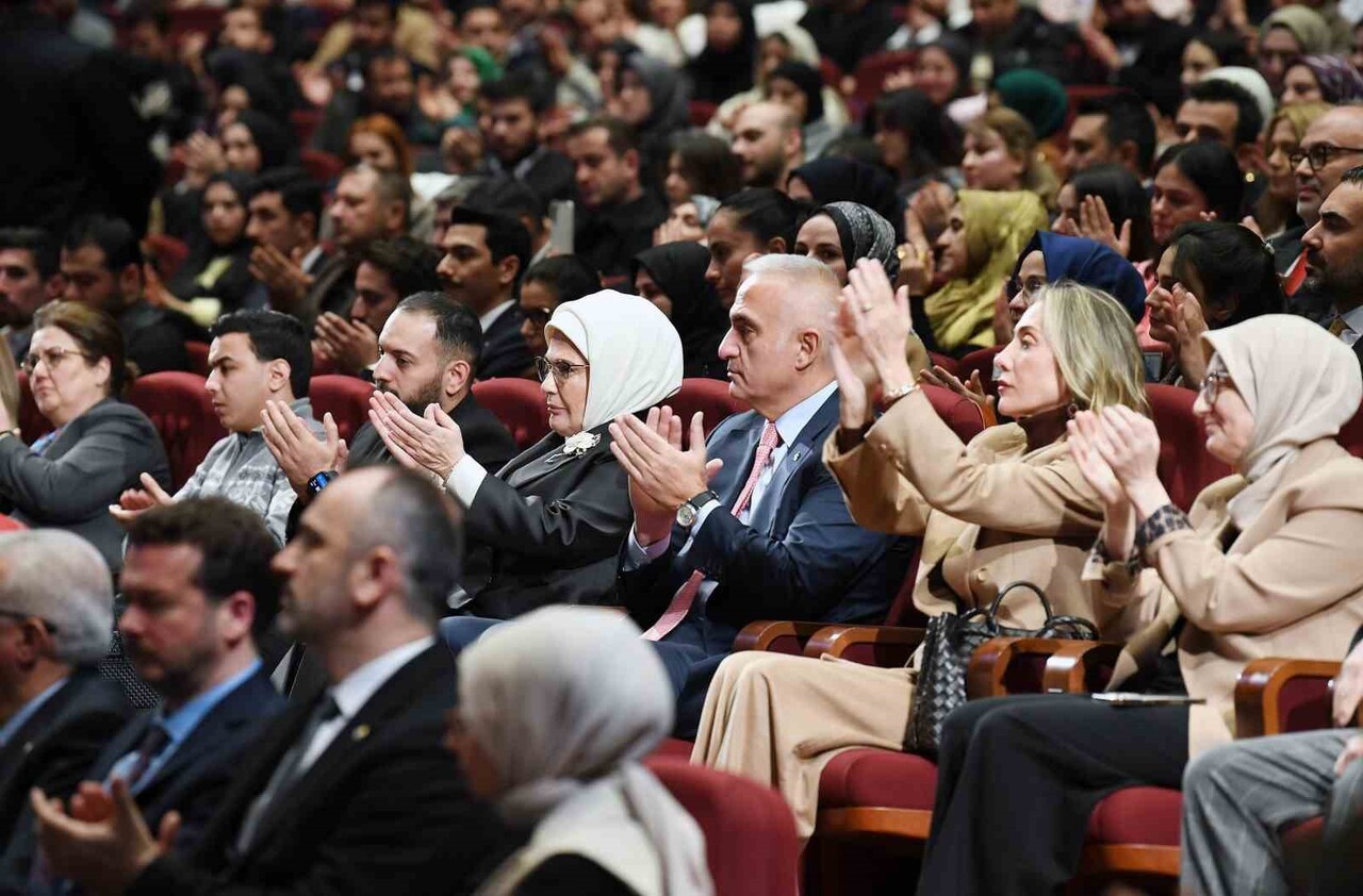 CUMHURBAŞKANI RECEP TAYYİP ERDOĞAN'IN EŞİ EMİNE ERDOĞAN, GAZZE'DE İSRAİL ATEŞİ ALTINDA BİR ARAÇTA...
