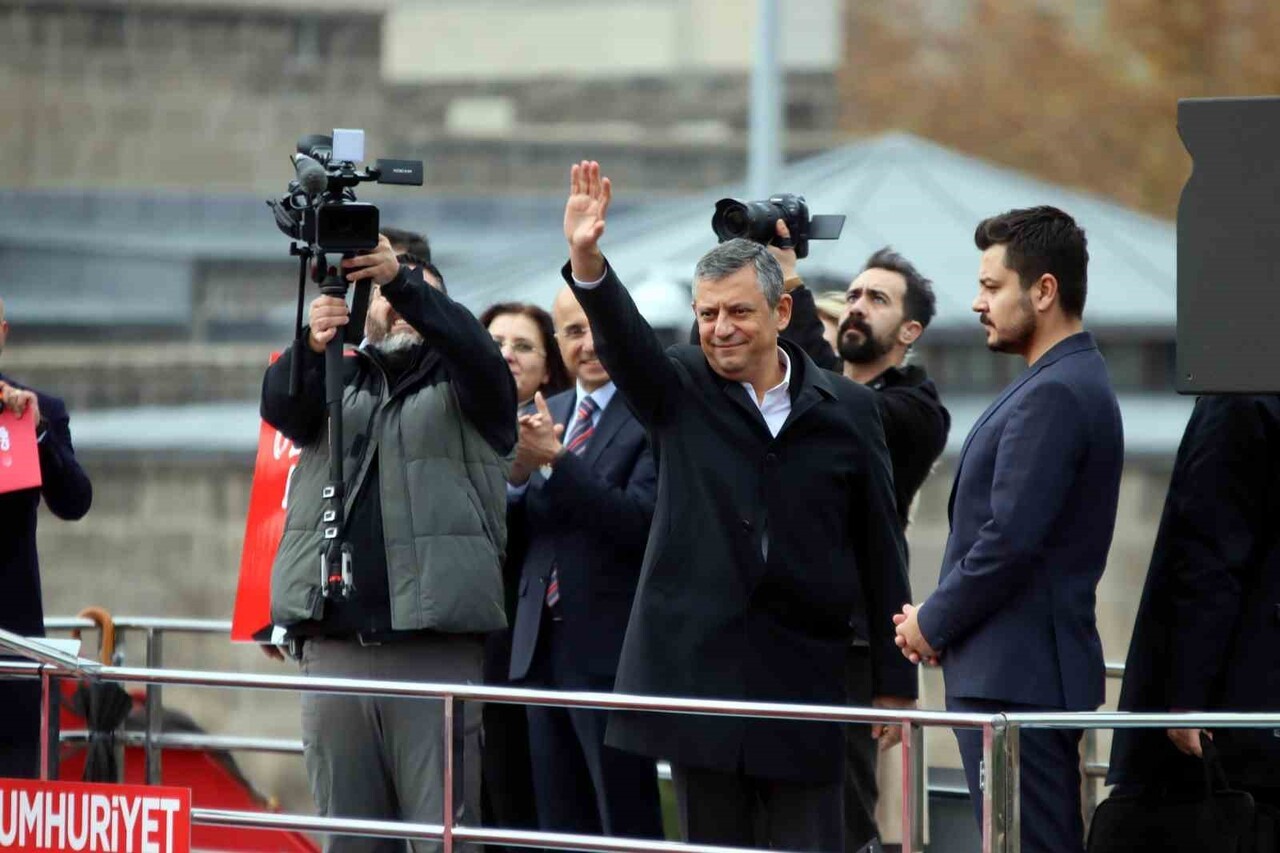 CUMHURİYET HALK PARTİSİ (CHP) GENEL BAŞKANI ÖZGÜR ÖZEL; KAYSERİ'DE DÜZENLENEN MİTİNGDE; "ASGARİ...