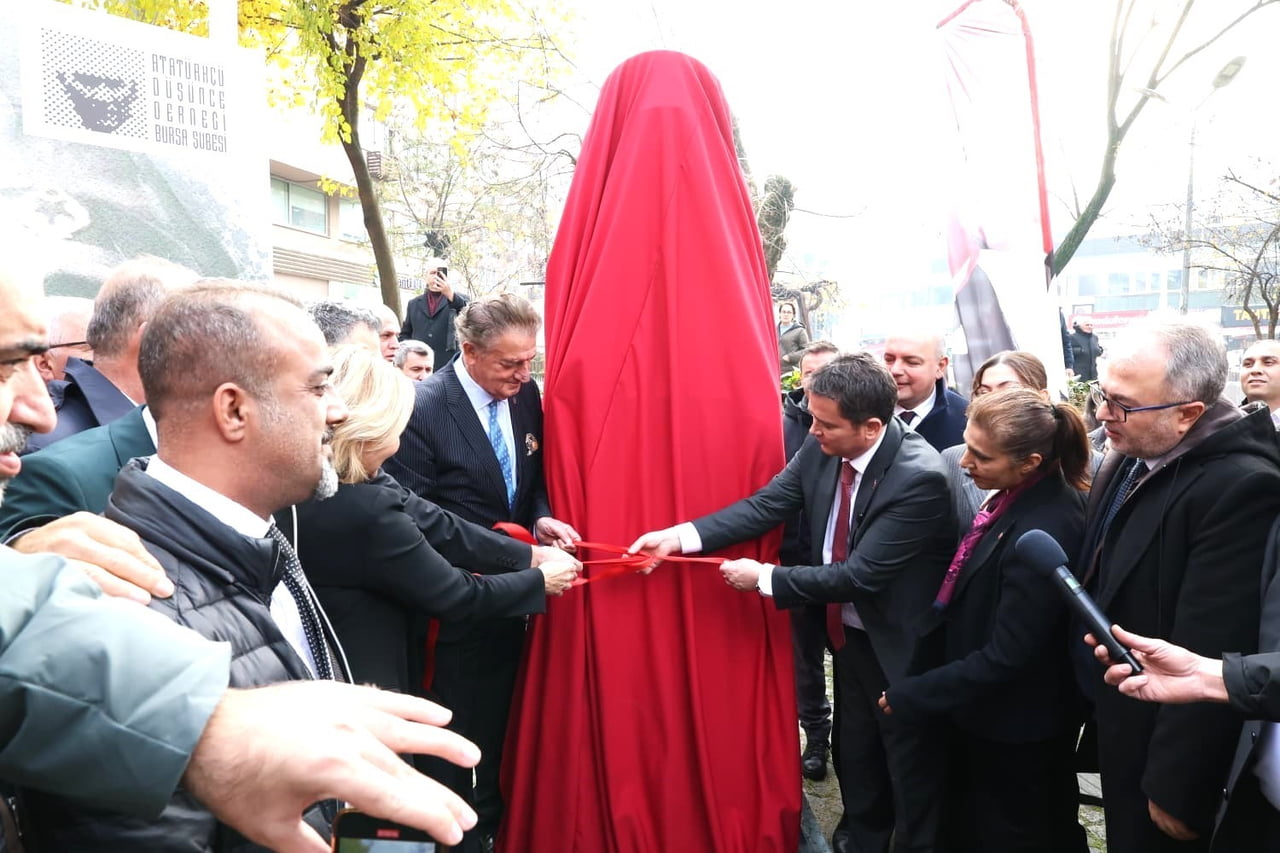 CUMHURİYETİN SİMGE İSİMLERİNDEN ŞEHİT ASTEĞMEN MUSTAFA FEHMİ KUBİLAY’IN ADINI TAŞIYAN ANIT...