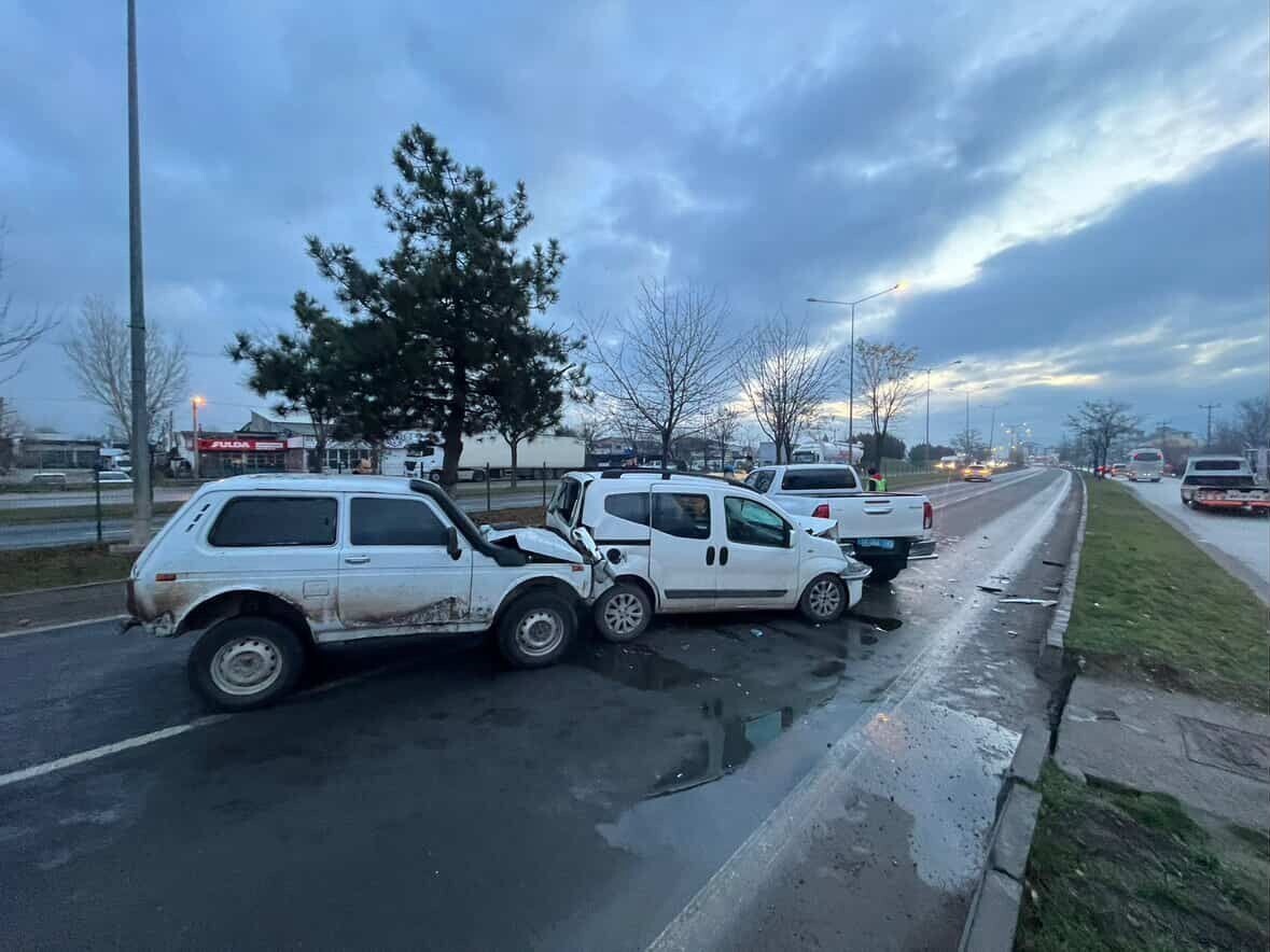 D-100 KARA YOLUNUN BOLU GEÇİŞİNDE 4 ARACIN KARIŞTIĞI ZİNCİRLEME TRAFİK KAZASI NEDENİYLE ANKARA...