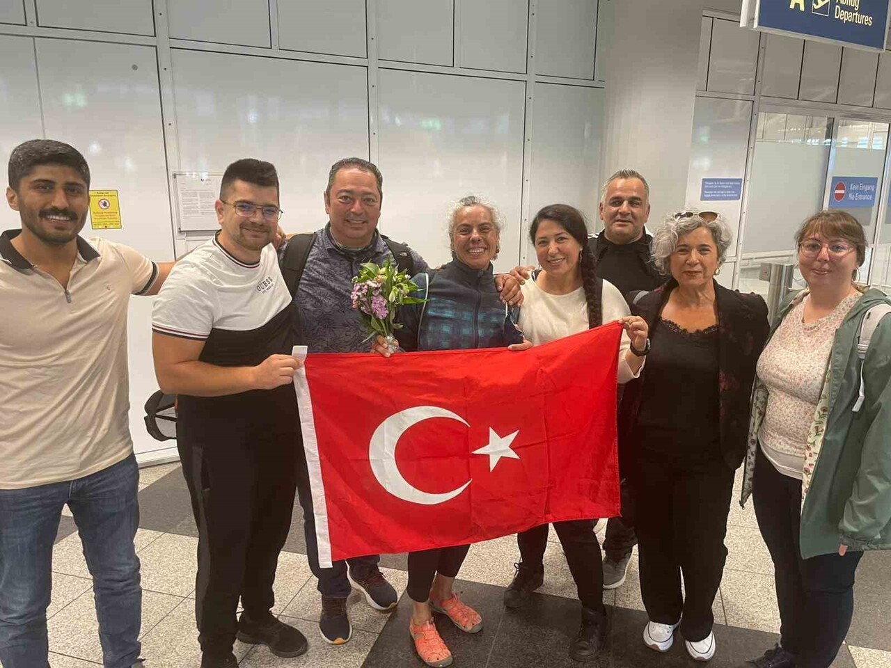 DAĞCILIĞA TESADÜFEN BAŞLADIĞI BİR DOĞA YÜRÜYÜŞÜNÜN ARDINDAN HAYATINI ZİRVELERE ADAYAN ESİN HANDAL...