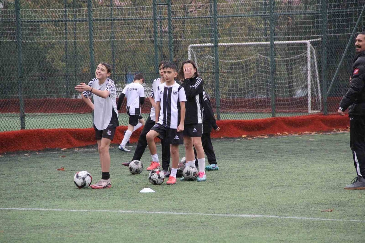 DAHA ÖNCE DE NİLSU ÇAYI VE NURCAN KAZANCIO GİBİ FUTBOLCULARI BEŞİKTAŞ AKADEMİ TAKIMINA KAZANDIRAN...