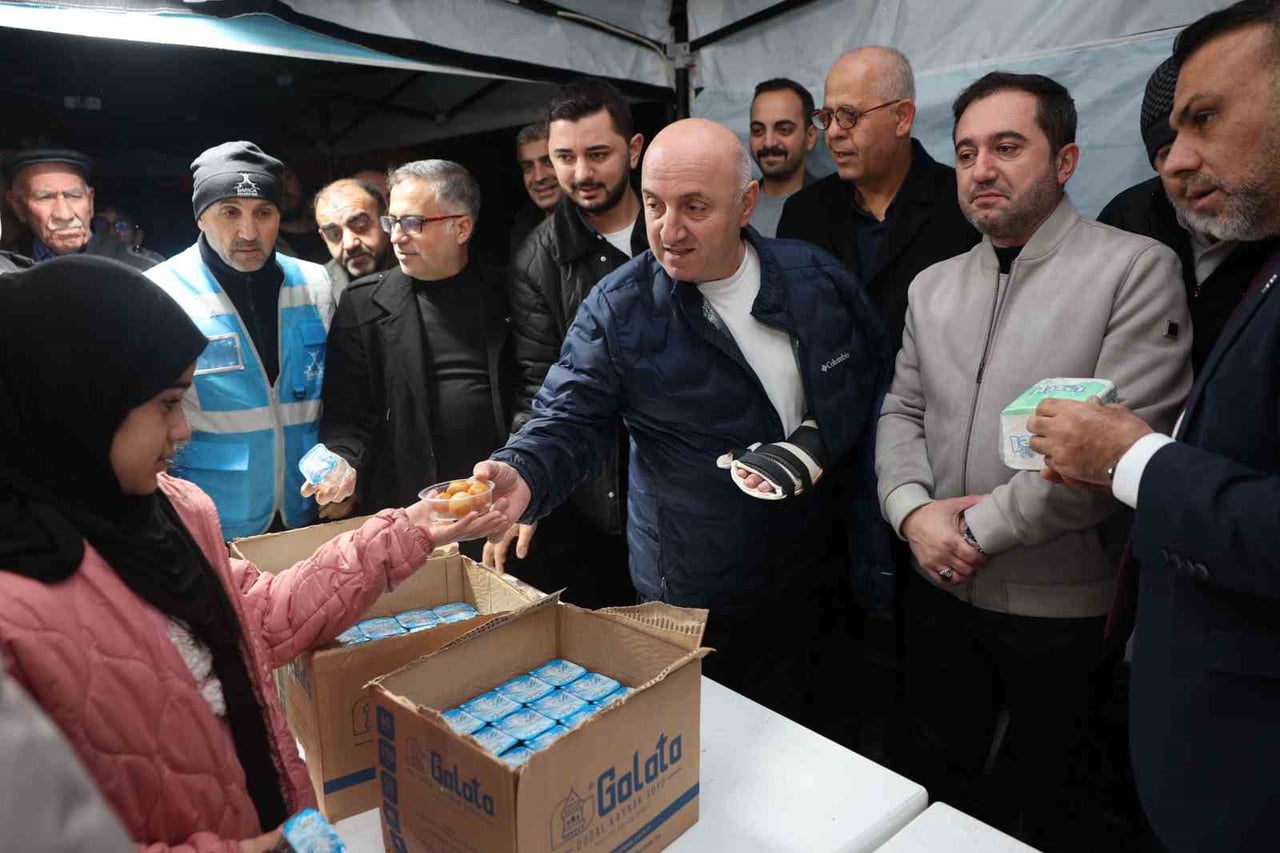 DARICA'DA REGAİP KANDİLİ DOLAYISIYLA VATANDAŞLARA LOKMA DAĞITILDI.