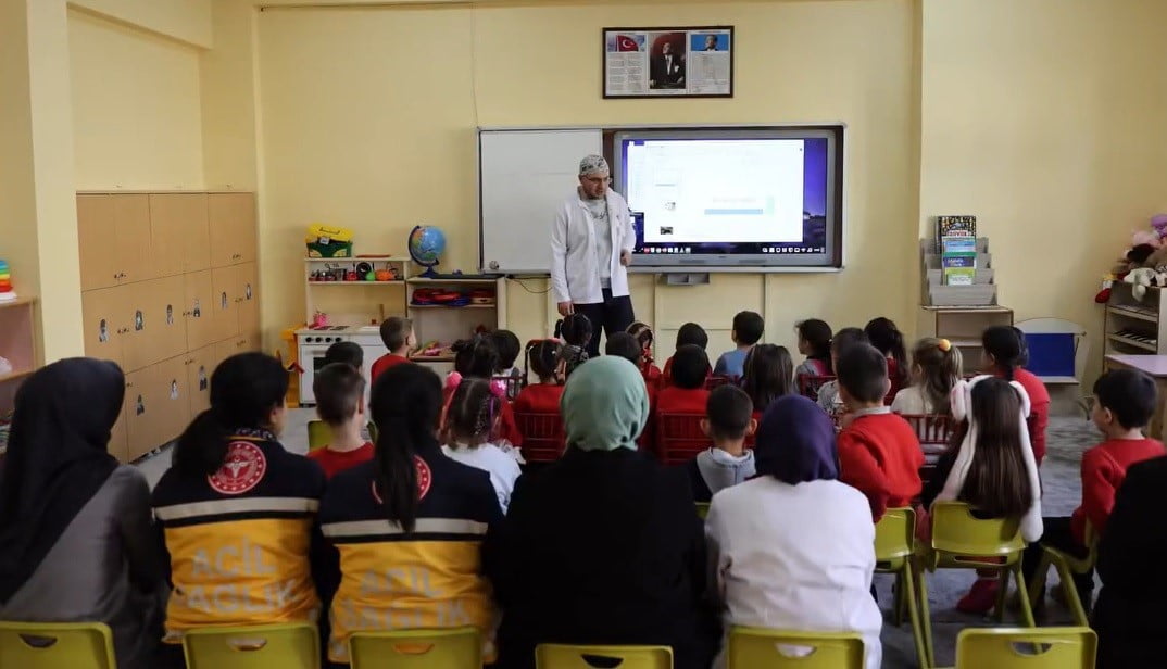 DEMİRÖZÜ’NDE ÖĞRENCİLERE SAĞLIK EĞİTİMİ VERİLDİ ACİL SAĞLIK HİZMETLERİNİN ÖNEMİ...