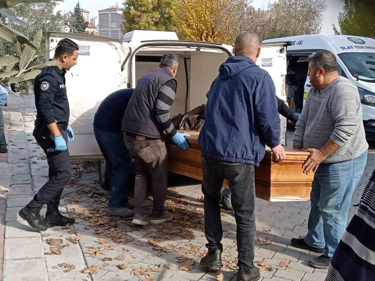 DENİZLİ'NİN PAMUKKALE İLÇESİNE YAŞAYAN ERKAN MENTEŞ (51), EVİNDE BOĞAZINDAN KESİLMİŞ ŞEKİLDE ÖLÜ...