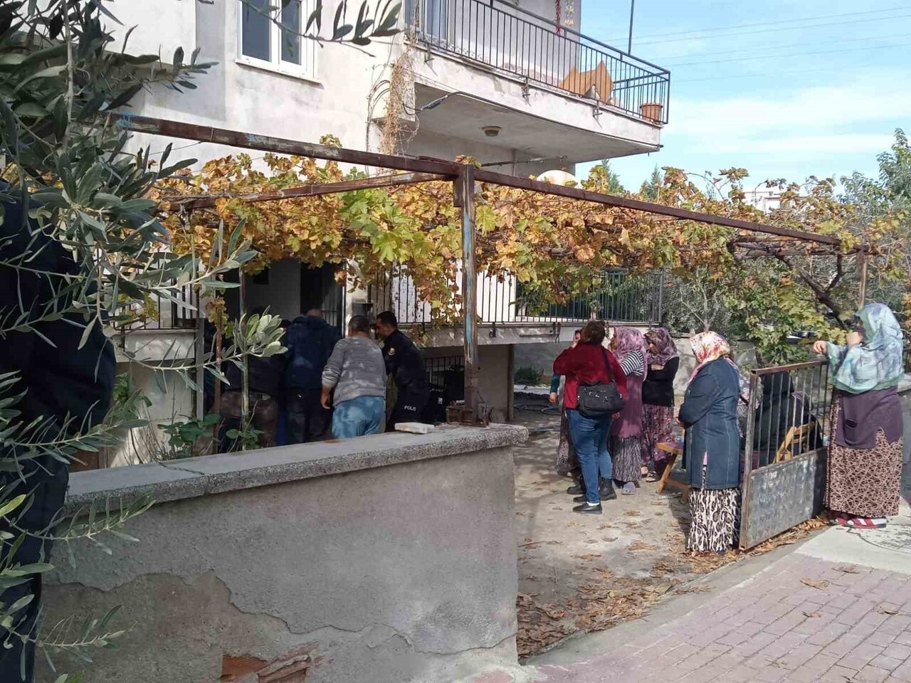 DENİZLİ'NİN PAMUKKALE İLÇESİNE YAŞAYAN ERKAN MENTEŞ (51), EVİNDE BOĞAZINDAN KESİLMİŞ ŞEKİLDE ÖLÜ...