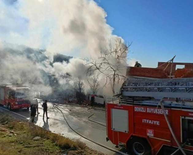 DENİZLİ'NİN SERİNHİSAR İLÇESİNE BAĞLI YATAĞAN MAHALLESİ'NDE FAALİYET GÖSTEREN BİR İŞYERİNDE ÇIKAN...