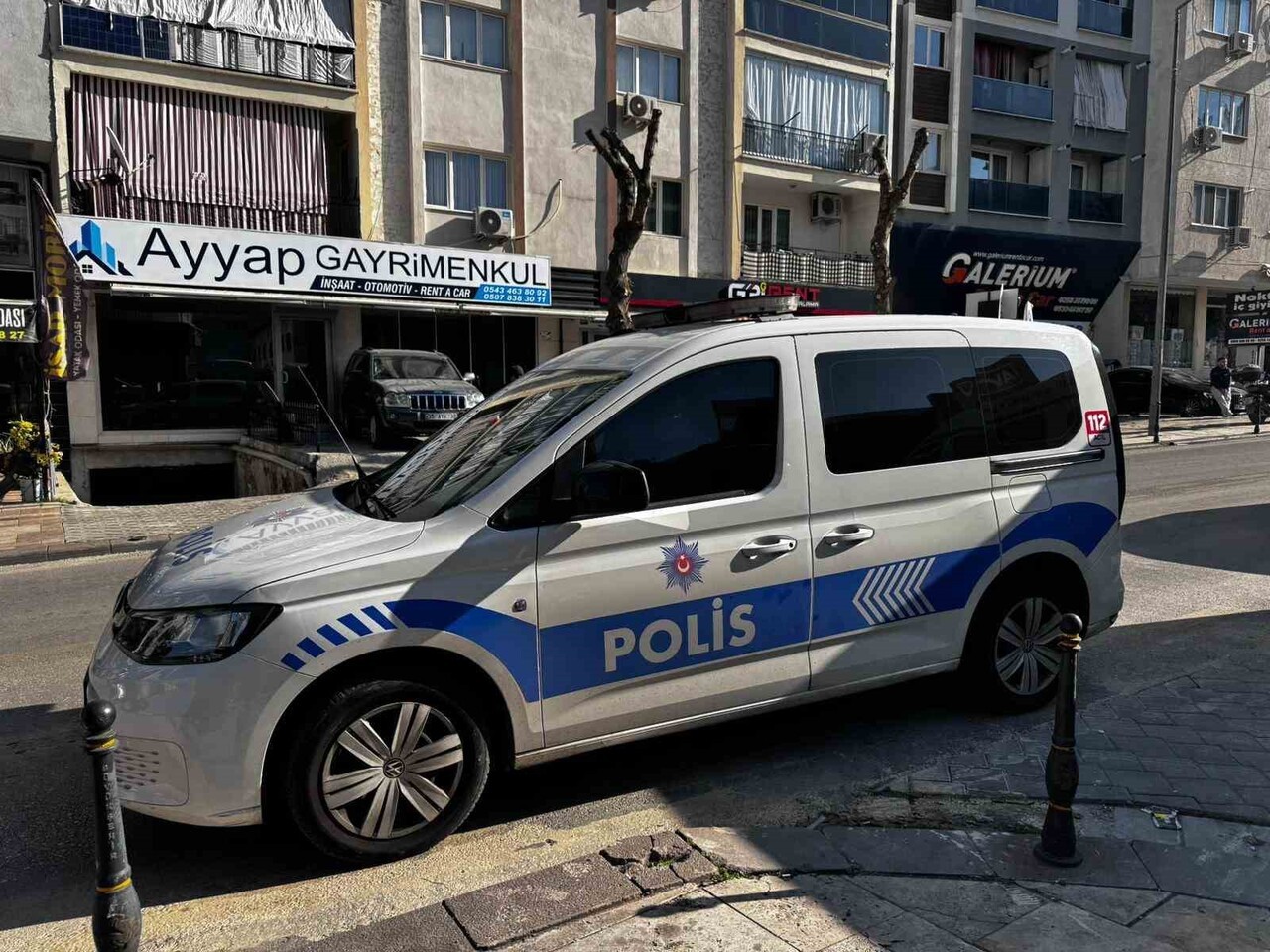 DENİZLİ’DE 7 KATLI APARTMANIN ÇATISINA ÇIKAN GENÇ, BİLİNMEYEN BİR NEDENDEN DOLAYI AŞAĞIYA DÜŞMESİ...