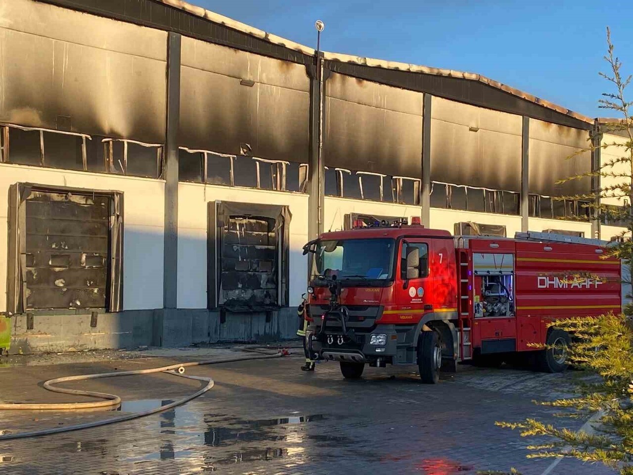 DENİZLİ’DE BİR ORGANİZE SANAYİ BÖLGESİNDE FİLTRE ÜRETİMİ YAPAN FABRİKADA YANGIN ÇIKTI. GÖKYÜZÜNÜ...