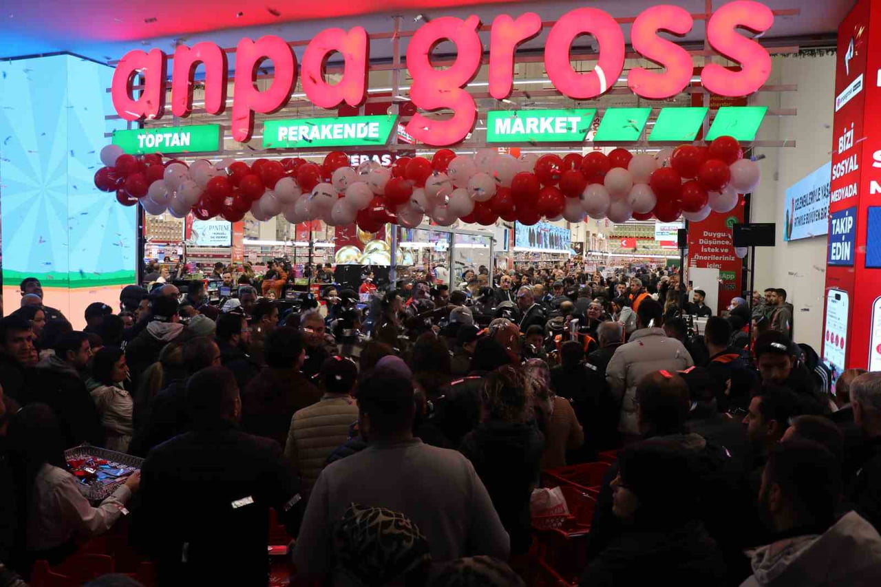 DENİZLİ’DE BİR ZİNCİR MARKETİN AÇILIŞINDA TEKNOLOJİ ÜRÜNLERİNDEKİ İNDİRİMİN YANI SIRA HEDİYE ÇEKİ...