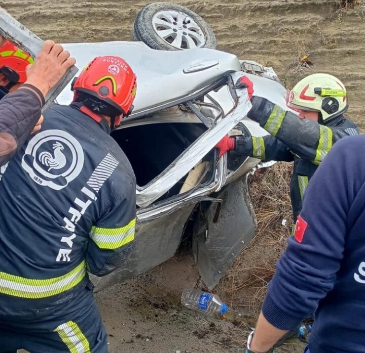 DENİZLİ’DE ETKİLİ OLAN SAĞANAK YAĞIŞIN NEDENİYLE KAYGANLAŞAN YOLDA DİREKSİYON HAKİMİYETİNİ...