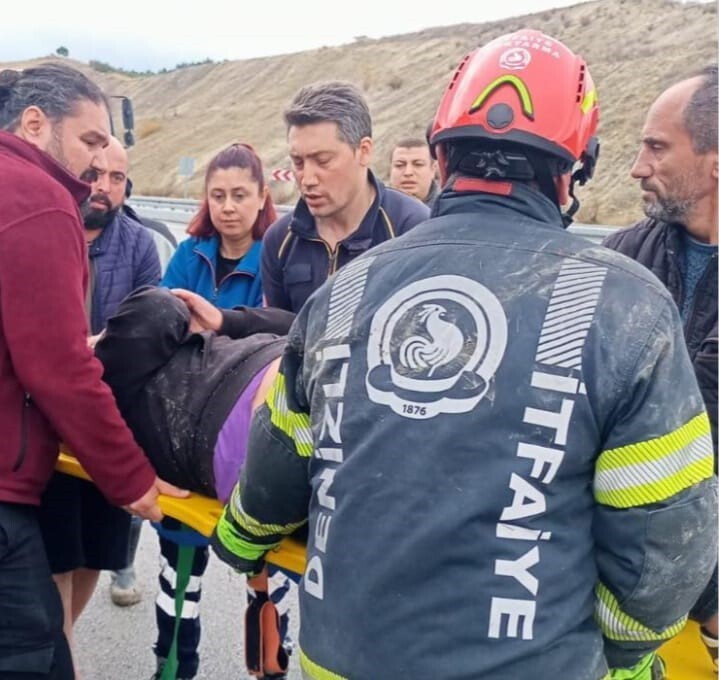 DENİZLİ’DE ETKİLİ OLAN SAĞANAK YAĞIŞIN NEDENİYLE KAYGANLAŞAN YOLDA DİREKSİYON HAKİMİYETİNİ...