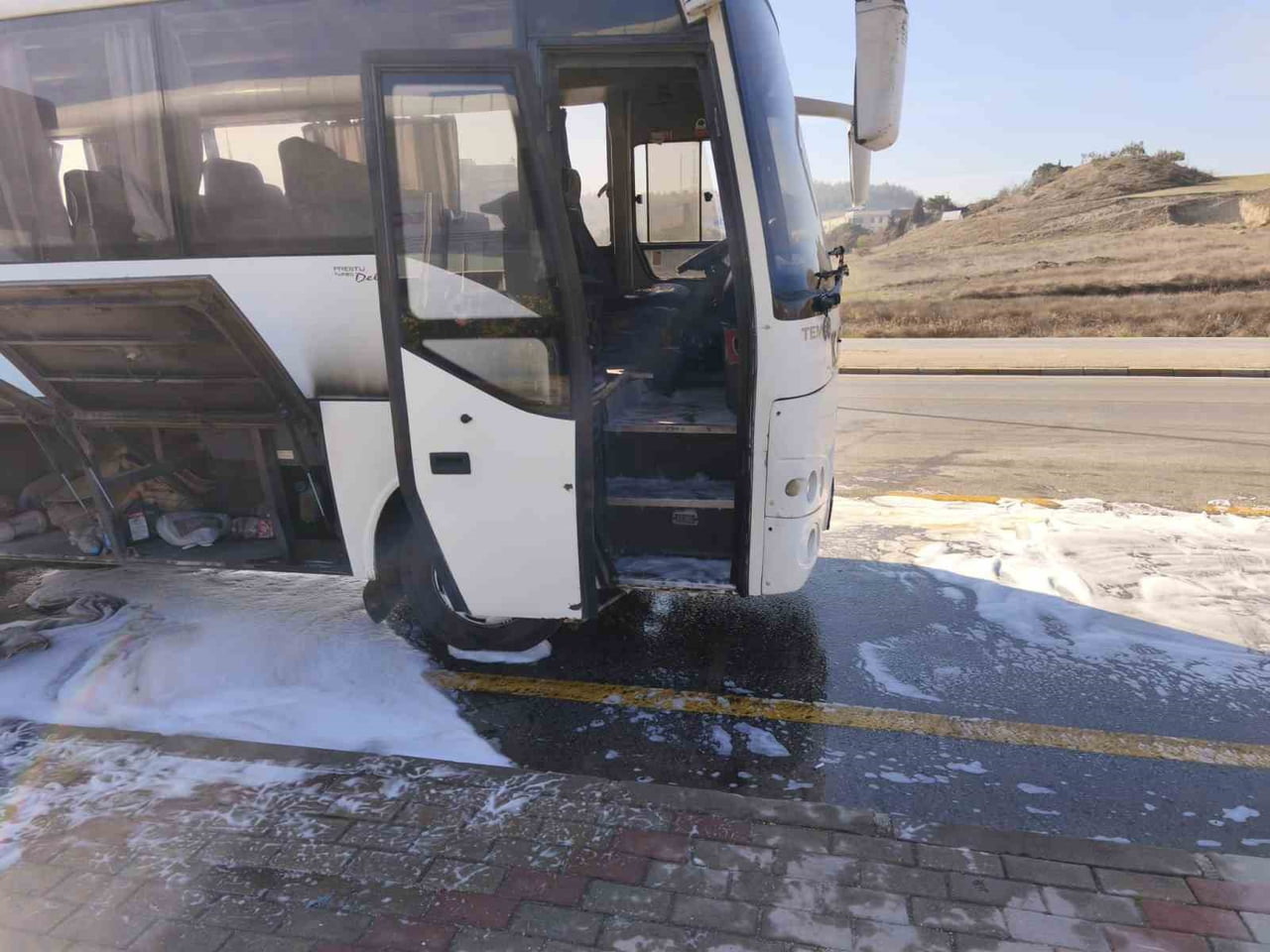 DENİZLİ’DE HAREKET HALİNDEKİ İŞÇİ SERVİSİ MİDİBÜSÜ MOTOR KISMINDAN ALEV ALDI. SERVİS SÜRÜCÜSÜNÜN...