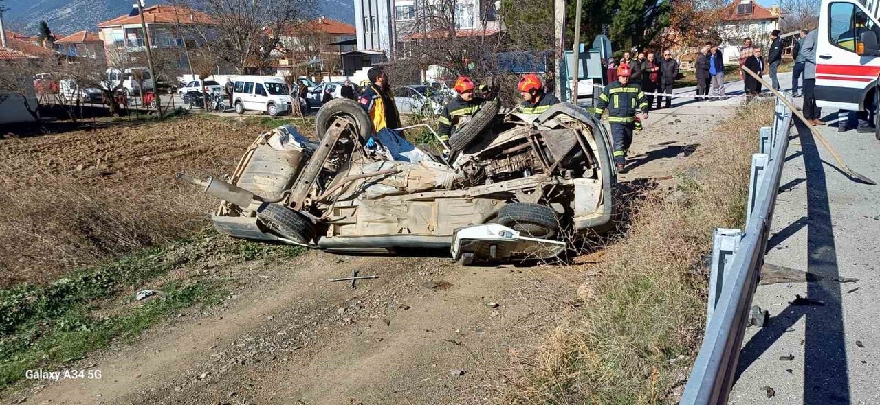 DENİZLİ’DE KAVŞAKTA ÇARPIŞAN OTOMOBİLLERDEN BİRİ TAKLA ATARAK YOL KENARINA SAVRULURKEN, DİĞER İSE...