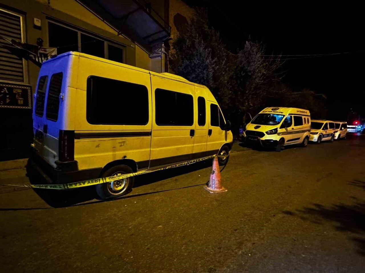 DENİZLİ’DE KİMLİĞİ BELİRSİZ KİŞİ YA DA KİŞİLER TARAFINDAN PARK HALİNDEKİ MİNİBÜSE SİLAHLI SALDIRI...