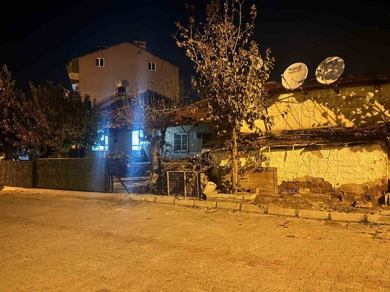 DENİZLİ’DE, LİSE ÖĞRENCİSİ BABASINA AİT RUHSATSIZ TÜFEKLE OYNADIĞI SIRADA, SİLAHIN ATEŞ AÇMASI...