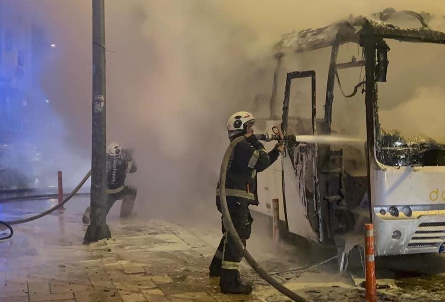 DENİZLİ’DE ORGANİZE SANAYİ BÖLGESİNDEKİ BİR FİRMANIN İŞÇİLERİNİ TAŞAIYAN SERVİS ŞOFÖRÜNÜN DİKKATİ...