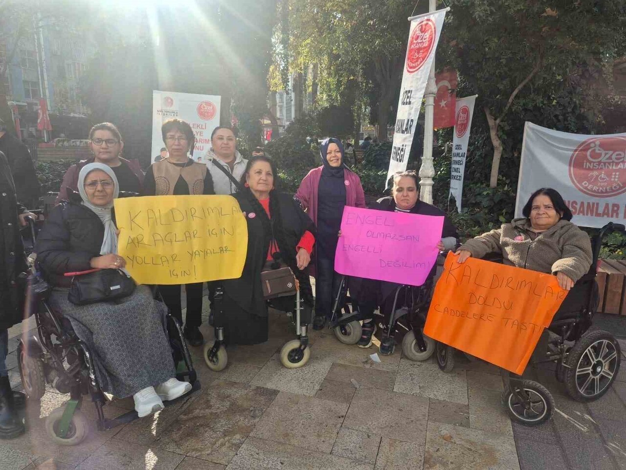 DENİZLİ’DE ÖZEL İNSANLAR DERNEĞİ TARAFINDAN DÜZENLENEN ‘1 DAKİKA ÖZEL İNSAN’ ETKİNLİĞİNDE...