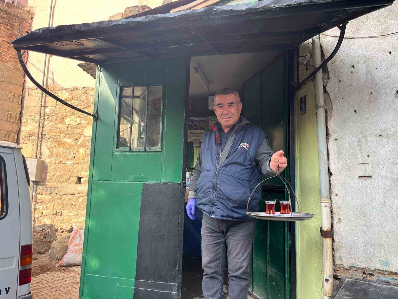 DENİZLİ’DE YAŞAYAN MEHMET BAŞBUĞ, 50 YIL ÖNCE BABASININ AÇIP İŞLETTİĞİ ÇAY OCAĞINI ŞİMDİ KENDİ...