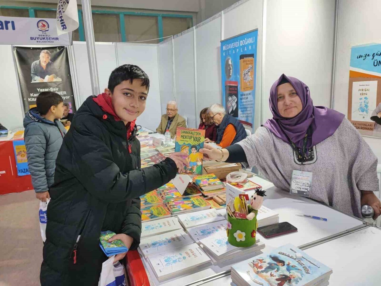 DENİZLİ KİTAP FUARINDA ÖĞRENCİLERLE BULUŞAN ÖĞRETMEN YAZAR ÜMMÜHAN MUSAN'IN STANDI VE ESERLERİ...