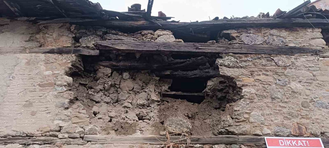 DENİZLİ’Nİ BULDAN İLÇESİNDE KULLANILMAYAN METRUK KERPİÇ BİNANIN DUVARI ÇÖKTÜ.