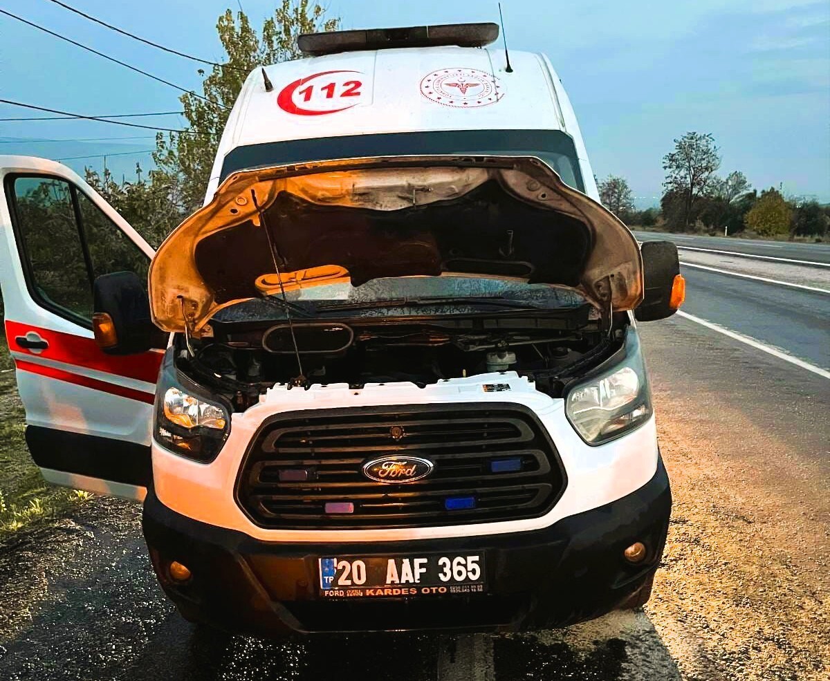 DENİZLİ’NİN BULDAN İLÇESİNDE SEYİR HALİNDEKİ AMBULANSTA ÇIKAN YANGINDA MADDİ HASAR...