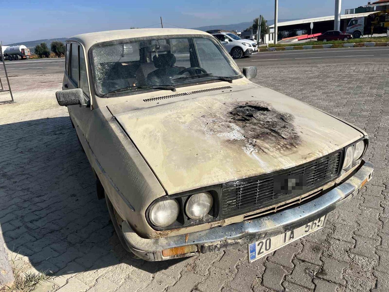 DENİZLİ’NİN BULDAN İLÇESİNDE SEYİR HALİNDEYKEN YANMAYA BAŞLAYAN OTOMOBİLDE MADDİ HASAR...