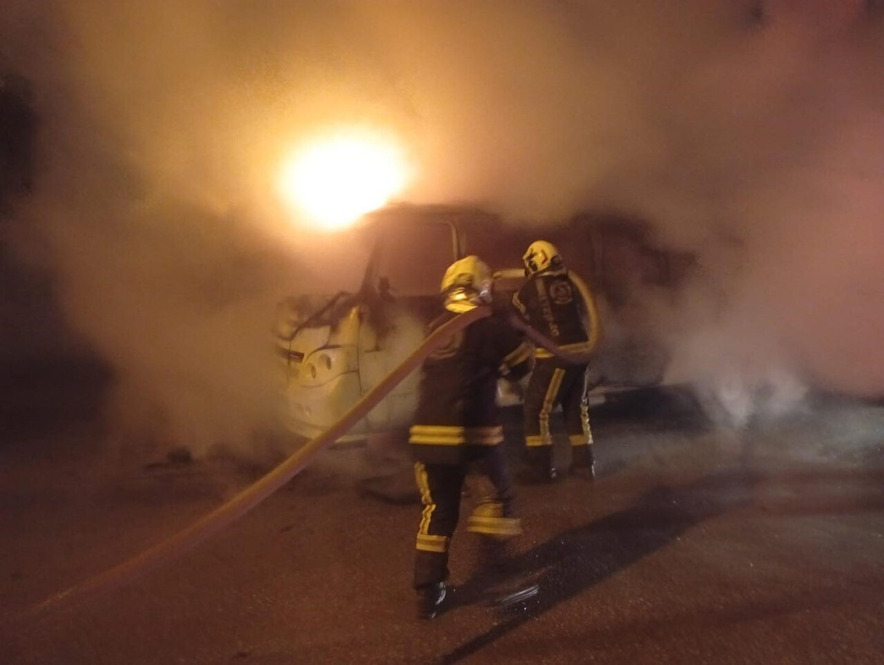 DENİZLİ’NİN MERKEZEFENDİ İLÇESİNDE PARK HALİNDEKİ MİNİBÜSÜ BİR ANDA ALEVLER SARDI.