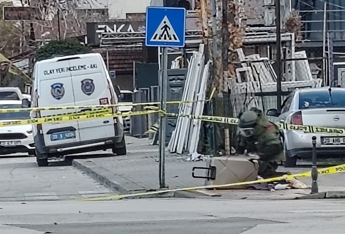 DENİZLİ’NİN PAMUKKALE İLÇESİNDE, TRAFİK IŞIKLARINDA SAHİPSİZ VALİZ, ŞÜPHE ÜZERİNE BOMBA İMHA...