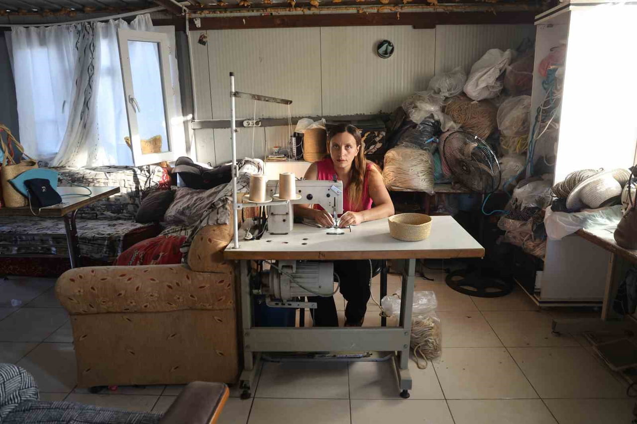 DEPREMDEN ÖNCE TERZİLİK MESLEĞİNİ YAPAN HÜZMELİ, DEPREMDEN SONRA EL İŞİ ÖĞRENMEYE BAŞLADI. KISA...