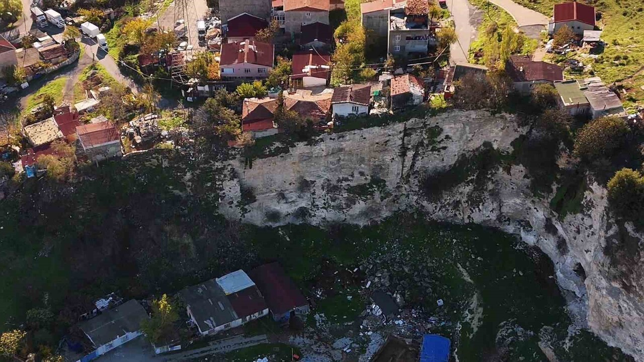 DERİN UÇURUMLARLA ÇEVRİLİ ALANIN ORTASINDA KURULAN MAHALLE, UZAKTAN BAKANLARIN YÜREĞİNİ AĞIZA...