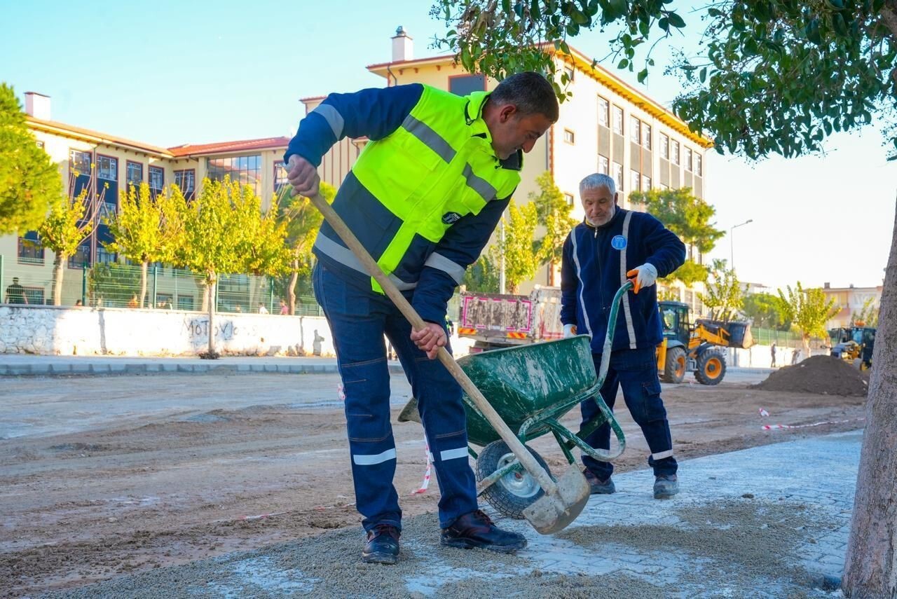 DİDİM BELEDİYESİ, İLÇE GENELİNDEKİ ULAŞIM AĞINI GÜÇLENDİRMEK AMACIYLA YOL YAPIM VE YENİLEME...