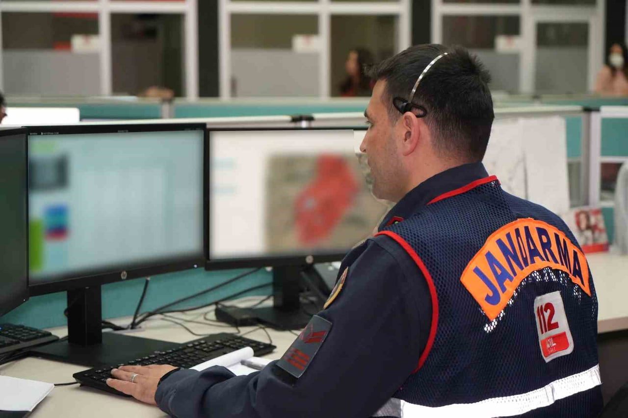 DİKKAT ÇEKEN ASILSIZ ÇAĞRILAR ARASINDA İSE TAMİR ETTİĞİ CEP TELEFONUNDA SES GELİP GELMEDİĞİNİ...