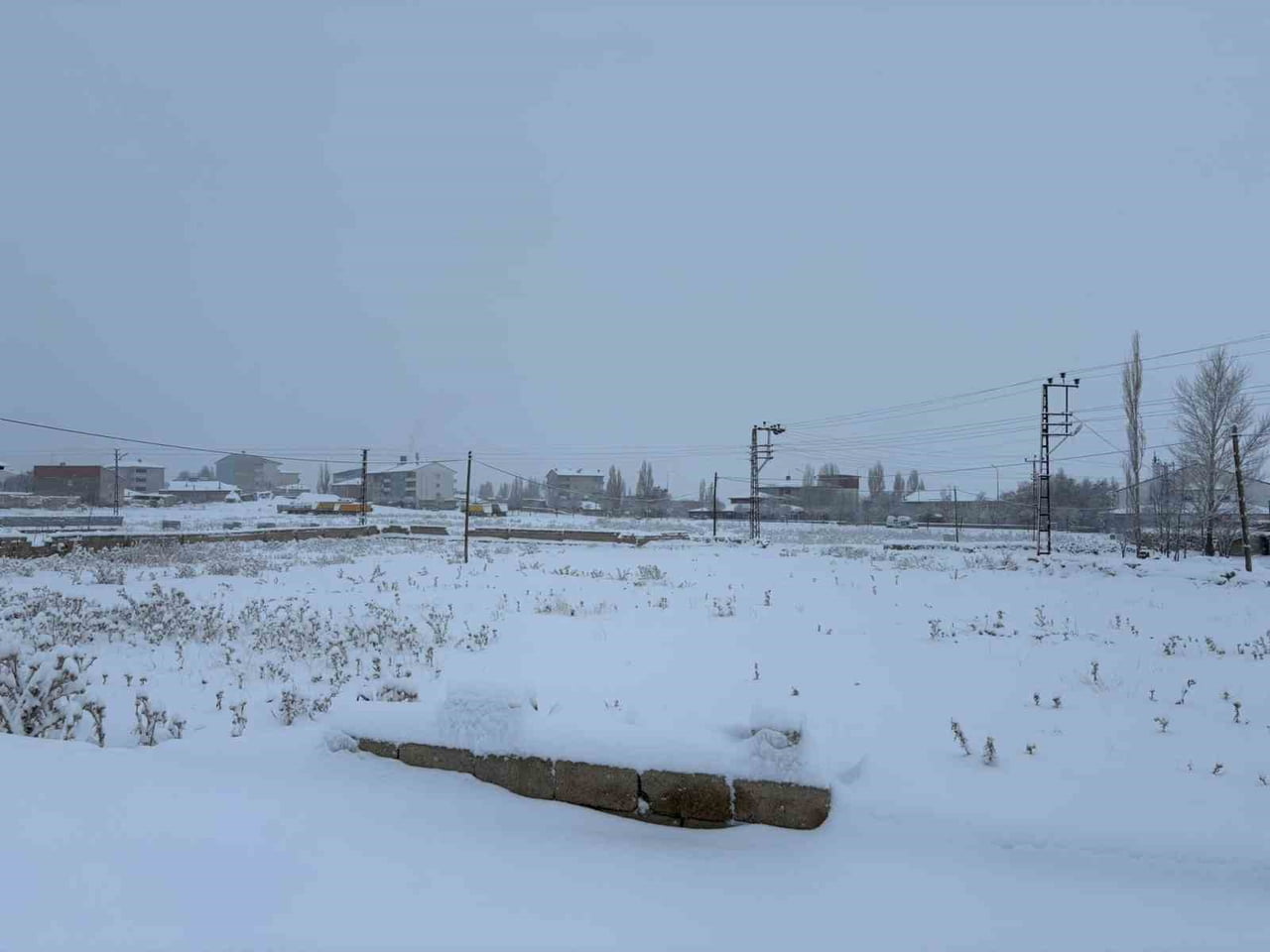 DİYADİN’DE KAR YAĞIŞI HAYATI OLUMSUZ ETKİLEDİ